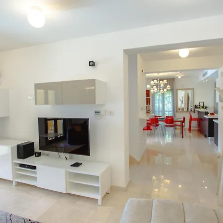 Luxury Elite Aj05 Complete With A Private, Climate Controlled Pool And A Relaxing Outdoor Jacuzzi, Aphrodite Hills Villa Kúklia