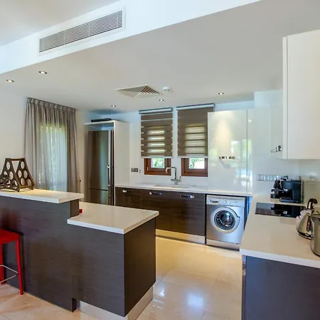 Villa Luxury Elite Aj05 Complete With A Private, Climate Controlled Pool And A Relaxing Outdoor Jacuzzi, Aphrodite Hills Kouklia