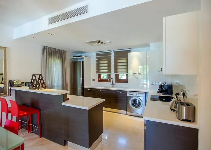 Villa Luxury Elite Aj05 Complete With A Private, Climate Controlled Pool And A Relaxing Outdoor Jacuzzi, Aphrodite Hills Kouklia